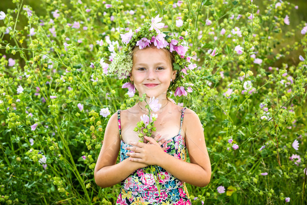 Retrato little girl coroa flores cabeça buquê Foto stock © bloodua