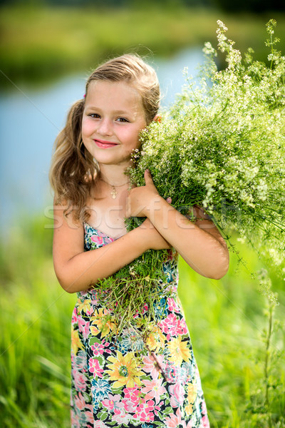 Zdjęcia stock: Dziewczynka · trawy · bukiet · szczęśliwy