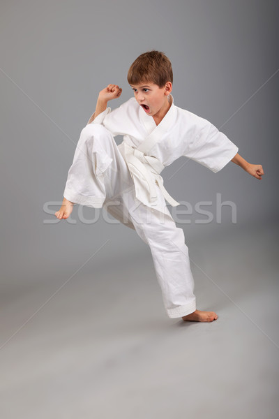 Karate Junge weiß Kimono kämpfen isoliert Stock foto © bloodua