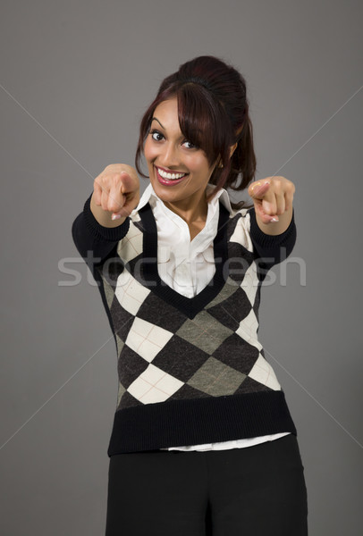 Indian zakenvrouw wijzend beide handen geïsoleerd Stockfoto © bmonteny