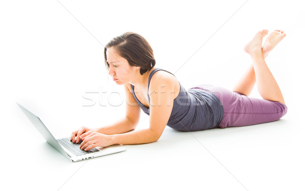 Foto stock: Mulher · jovem · piso · usando · laptop · caucasiano · mulher