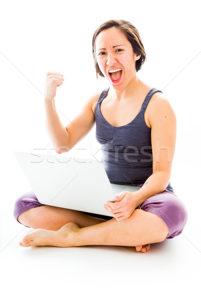 Młoda kobieta posiedzenia piętrze za pomocą laptopa Zdjęcia stock © bmonteny