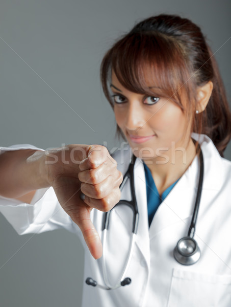 Atractiv indian femeie izolat alb medic Imagine de stoc © bmonteny