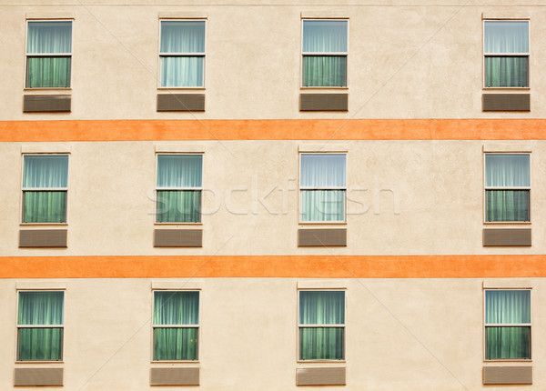 Tres Windows edificio pared Foto stock © bobkeenan