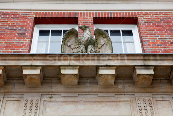 Adler Fassade alten Ziegel Gebäude Statue Stock foto © bobkeenan