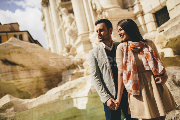 Turist çift seyahat trevi Çeşmesi Roma İtalya Stok fotoğraf © boggy