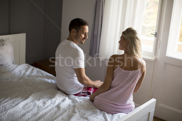 Szeretetteljes szerelmespár átkarol ágy otthon kilátás Stock fotó © boggy