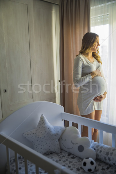 Foto stock: Jovem · mulher · grávida · berço · quarto · bastante · mulher