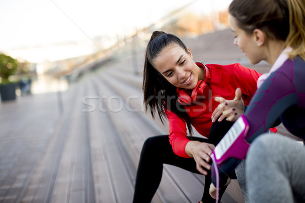 Iki çekici kadın koşucu kırmak jogging Stok fotoğraf © boggy