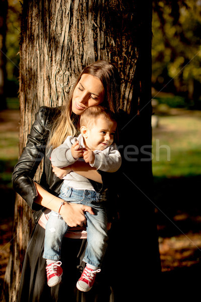 Moeder baby jongen najaar park Stockfoto © boggy