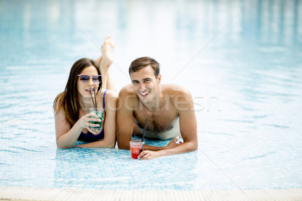 Paar Schwimmbad Sommerzeit trinken Cocktails Stock foto © boggy