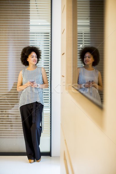 Stockfoto: Glimlachend · afro-amerikaanse · zakenvrouw · mobiele · telefoon · af · kantoor