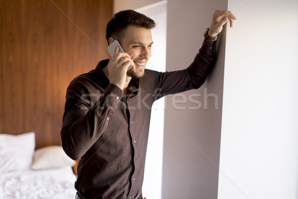 Foto stock: Moço · telefone · móvel · quarto · bonito · sorrir · móvel