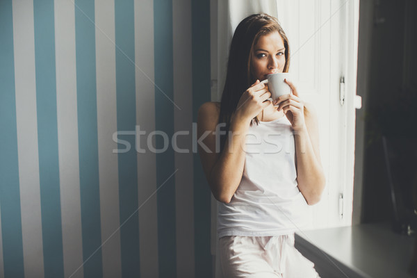 Frau trinken Kaffee Fenster Tageslicht Porträt Stock foto © boggy