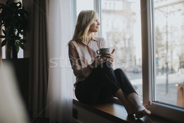Potabilă cafea fereastră relaxare Imagine de stoc © boggy