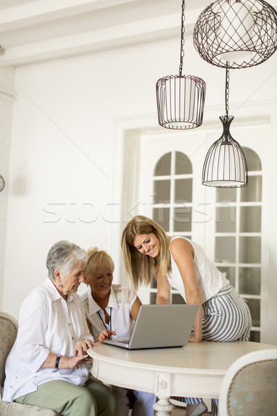 Três feminino geração olhando laptop quarto Foto stock © boggy