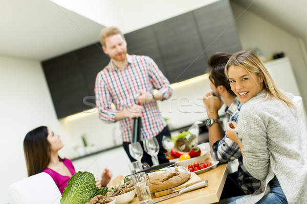 Jongeren tabel keuken groep jonge vrienden Stockfoto © boggy