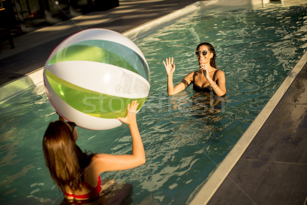 Oynama top yüzme havuzu kadın Stok fotoğraf © boggy