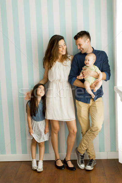 Foto stock: Jóvenes · familia · bebé · nina · pie · pared