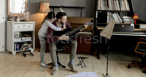 Foto stock: Homem · jogar · violão · filha · sala · de · estar · casa