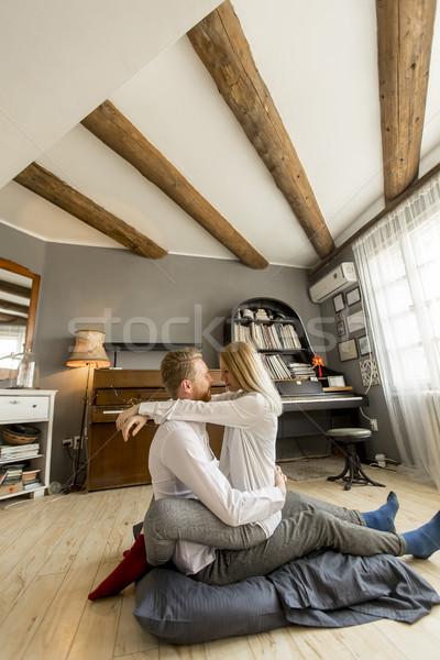 Amoroso Pareja besar habitación feliz mujer Foto stock © boggy