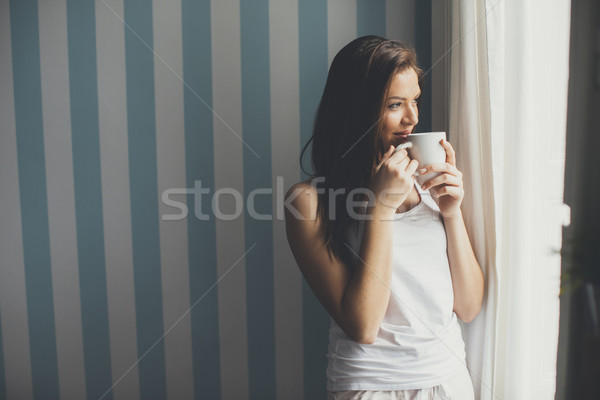 Vrouw drinken koffie venster daglicht portret Stockfoto © boggy