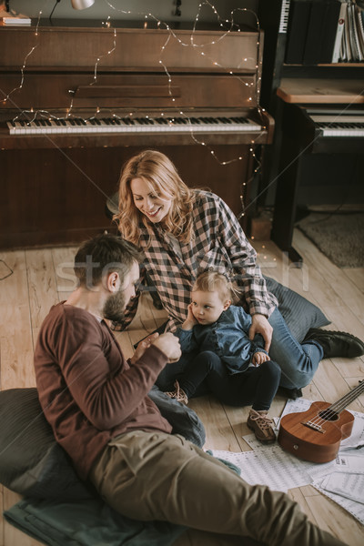 Mutlu genç aile oynama zemin oda Stok fotoğraf © boggy