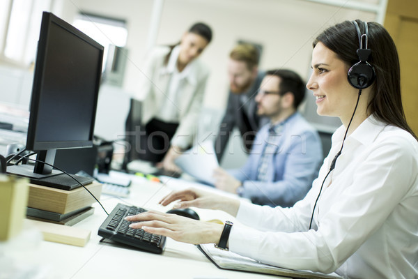 Persoanele care lucrează ocupat birou de oameni lucru birou munca în echipă Imagine de stoc © boggy