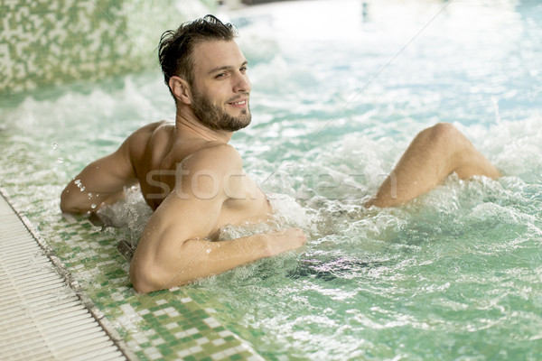 Guapo joven relajante bañera de hidromasaje spa agua Foto stock © boggy