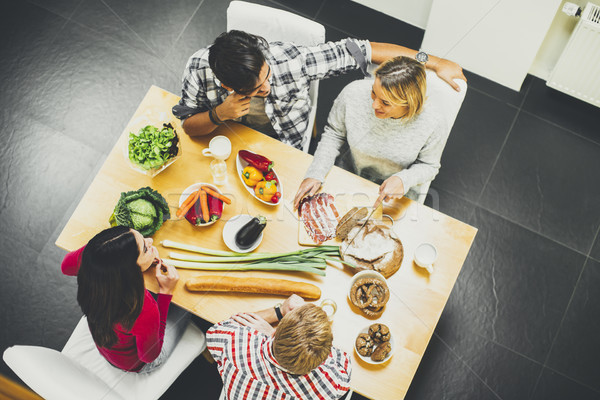 Fiatalok étel ebédlő modern otthon kilátás Stock fotó © boggy