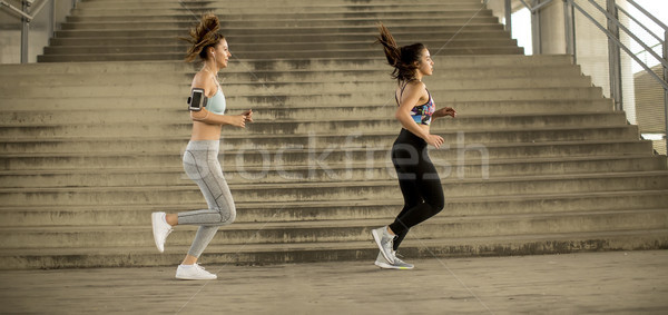 Junge Frauen läuft städtischen konkrete Treppe Stock foto © boggy