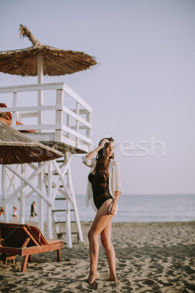Fiatal nő pózol tengerpart kilátás úszómester megfigyelés Stock fotó © boggy