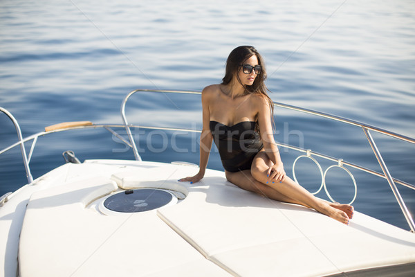 商業照片: 漂亮 · 年輕女子 · 放寬 · 遊艇 · 海 · 女子
