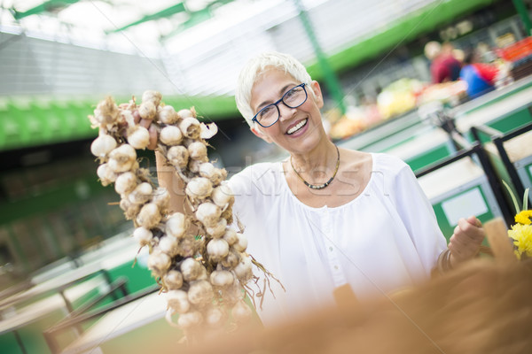 Foto stock: Senior · mulher · compra · alho · mercado · retrato