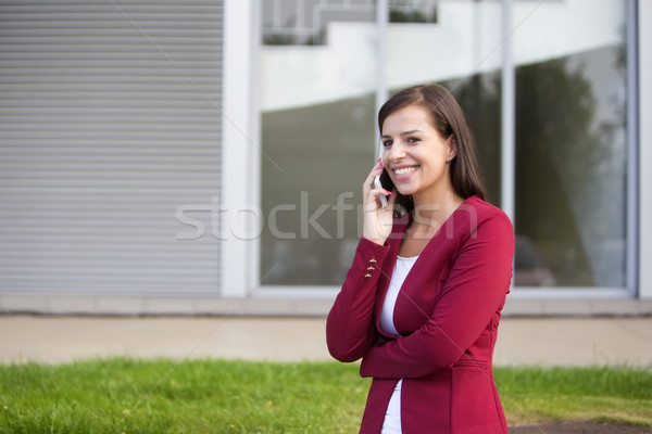 Młodych kobieta interesu czerwony mówić telefonu komórkowego Zdjęcia stock © boggy