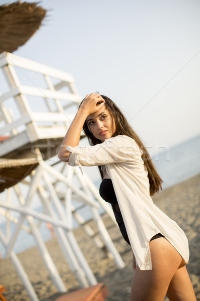 Jonge vrouw poseren strand badmeester observatie Stockfoto © boggy