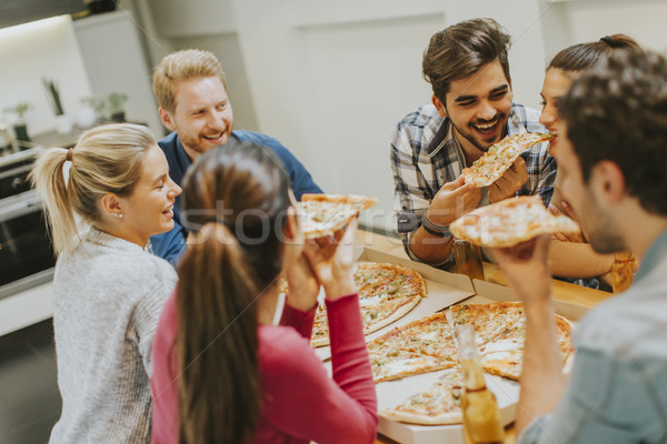 Grupo jovens alimentação pizza potável cidra Foto stock © boggy