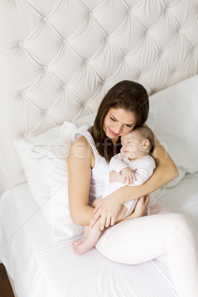 Fiatal anya tart újszülött lánygyermek kilátás Stock fotó © boggy