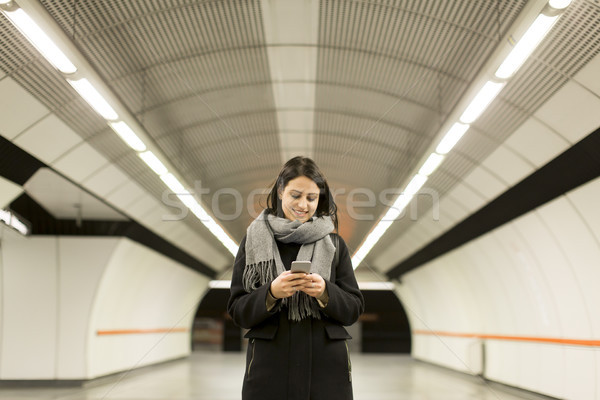 若い女性 立って 地下鉄 駅 待って 地下鉄 ストックフォト © boggy