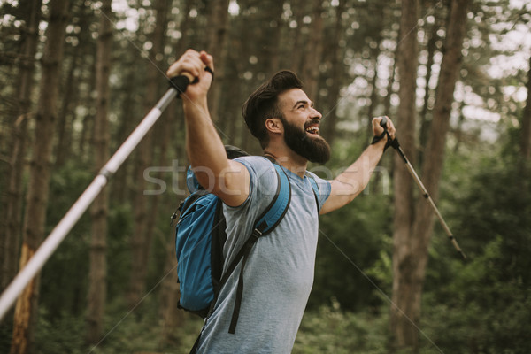 Stok fotoğraf: Genç · sakallı · uzun · yürüyüşe · çıkan · kimse · dağ · yandan · görünüş · orman