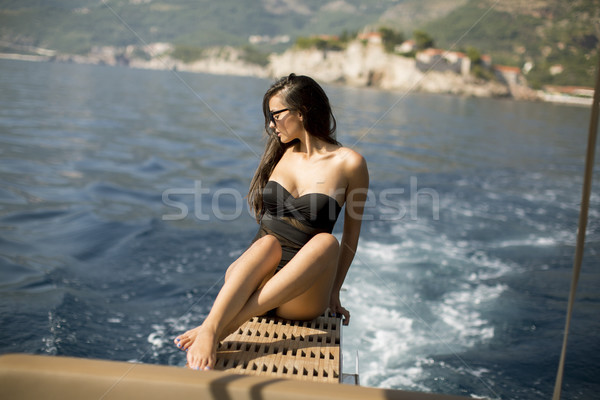 Mooie jonge vrouw ontspannen jacht zee zonnige Stockfoto © boggy