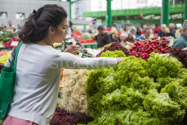 Zdjęcia stock: Kobieta · zakupu · warzyw · rynku · świeże · warzywa · żywności