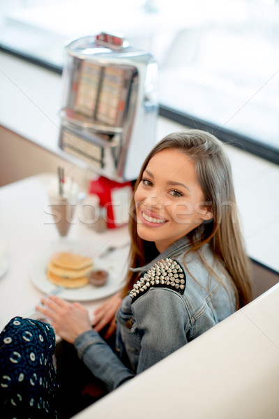 漂亮 年輕女子 坐在 用餐者 快樂 食品 商業照片 © boggy