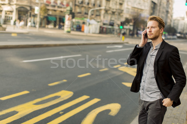 商業照片: 年輕人 · 街頭 · 手機 · 電話 · 男子 · 城市