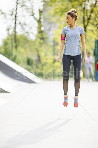 Stock fotó: Fiatal · nő · testmozgás · park · csinos · napos · idő · fitnessz
