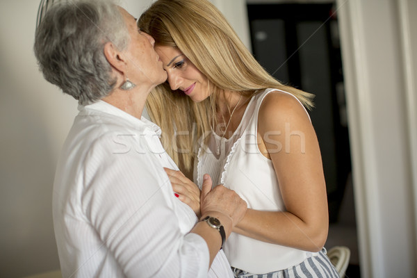 Grootmoeder zoenen kleindochter kamer home familie Stockfoto © boggy