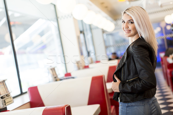 Mulher jovem diner restaurante tabela retrato feminino Foto stock © boggy