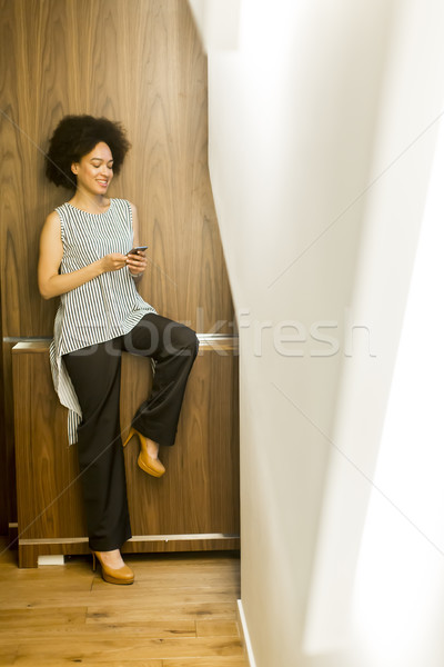 Сток-фото: улыбаясь · афроамериканец · деловая · женщина · мобильного · телефона · служба