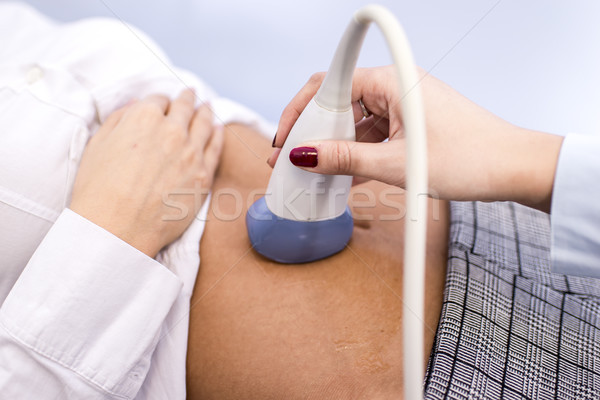 商業照片: 年輕 · 女 · 腹部 · 醫院 · 醫生