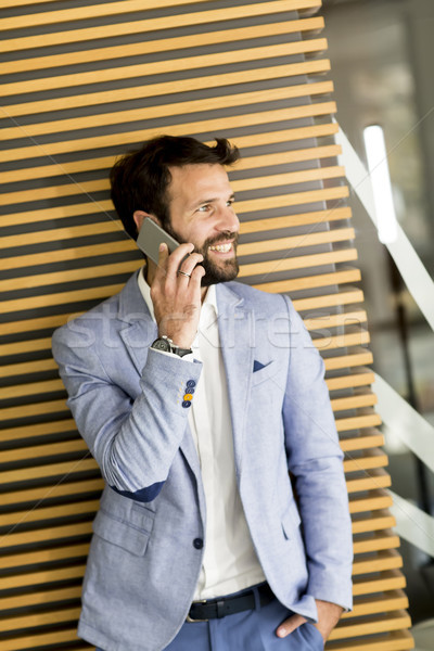 Modernen Geschäftsmann gut aussehend Anzug halten Telefon Stock foto © boggy